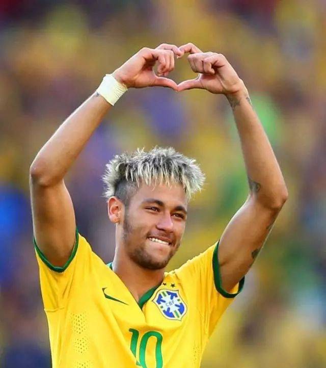 科勒克穿着破洞袜子！格里芬调侃：你的奖金能买一百万双袜子（格里芬调侃科勒克穿破洞袜：你那奖金够买一百万双新袜子）