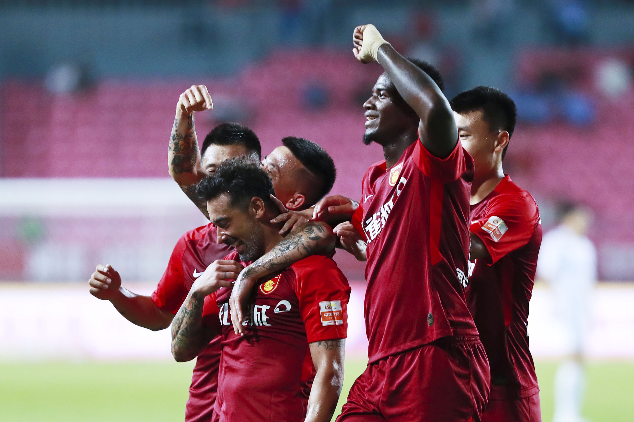 沪媒：中超颁奖金哨难服众，MVP给非前3球队球员亦有争议（沪媒：中超金哨评选难服众，MVP落在非前三球队再掀争议）