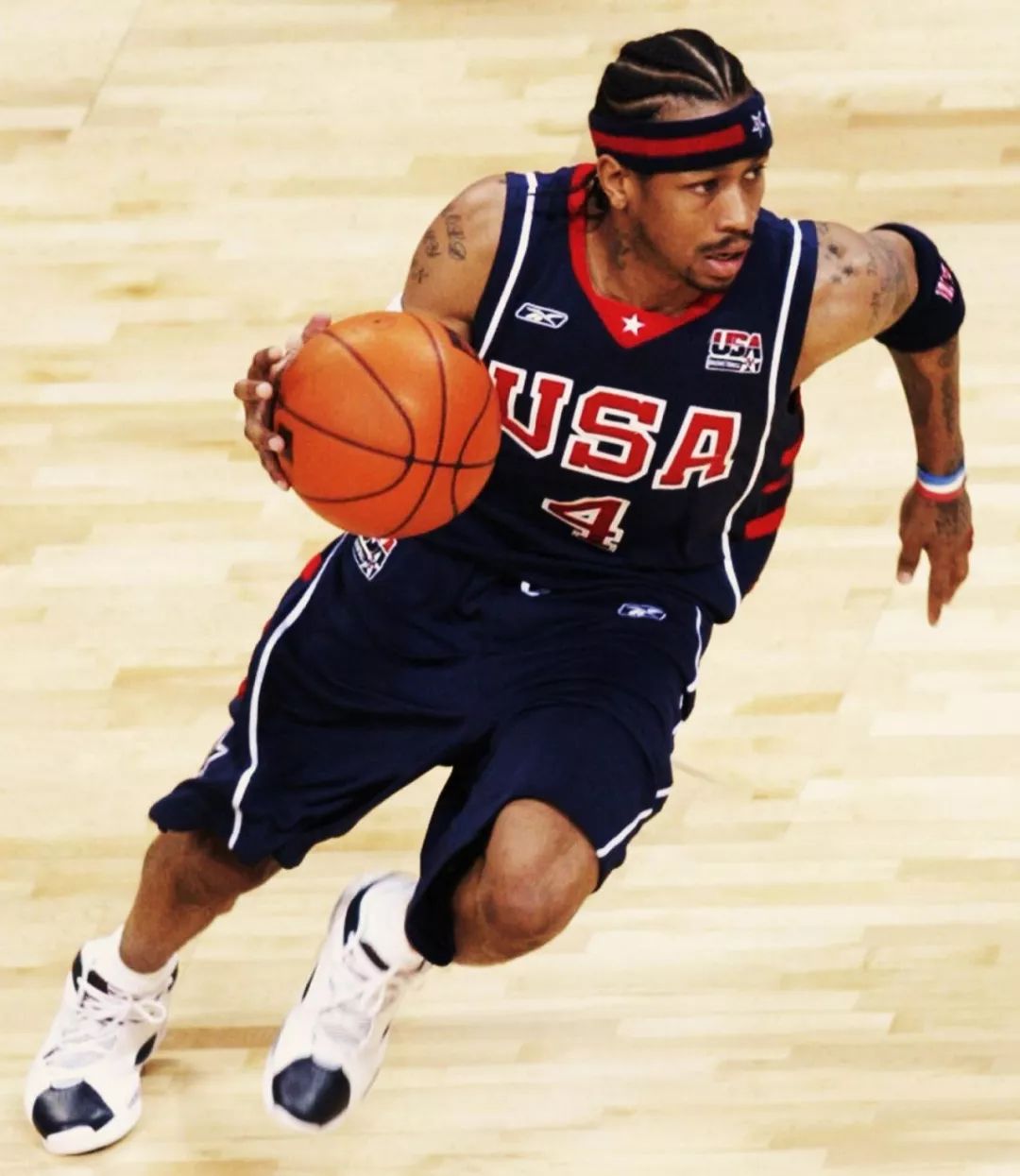 带队追赶！洛夫顿拉杆上篮得手后再献暴扣 帮助上海顽强支撑（洛夫顿先拉杆后暴扣，带领上海顽强咬住比分）