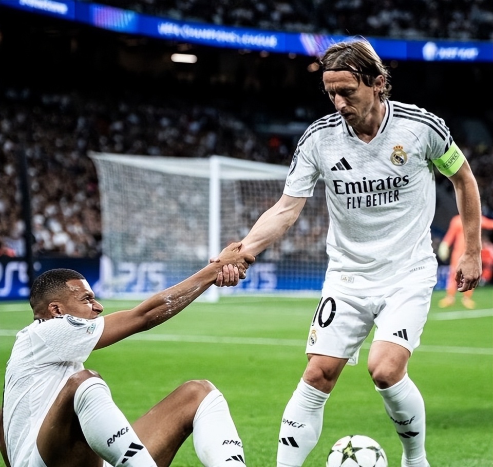 苏媒：泰州一所中学将“苏超”解说金句设为了课间铃声（苏媒报道：泰州一中学把“苏超”解说金句用作课间铃声）