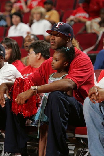 老詹40周岁343天，仍能主宰比赛，中远投连拿10分诠释何为技术（40岁343天的詹姆斯依旧掌控赛场，中远投连得10分尽显精湛技艺）