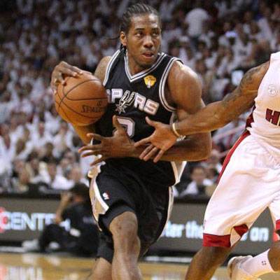 杰威：文班亚马在NBA是独一档的存在，和字母哥类似（杰威：文班亚马在NBA自成一档，与字母哥风格相近）