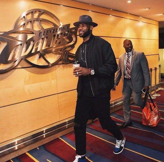 NBA：雄鹿再取关键胜利 字母哥率队登榜首（NBA：雄鹿再赢关键战，字母哥领军登顶榜首）