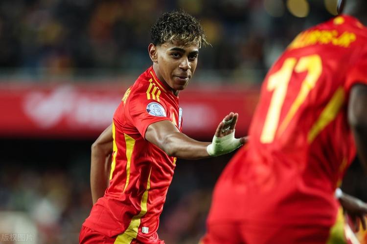 F1拉斯维加斯站：维斯塔潘夺冠！诺里斯第2，拉塞尔第3（F1拉斯维加斯大奖赛：维斯塔潘称雄，诺里斯亚军，拉塞尔季军）