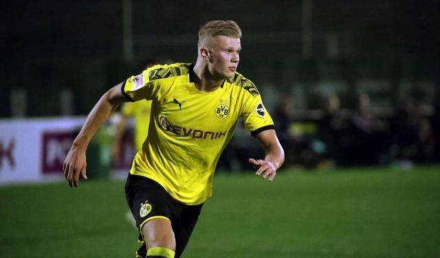 官方：沃尔夫斯堡买断里昂20岁后卫昆贝迪，双方签约至2029年（官宣：沃尔夫斯堡完成从里昂买断20岁后卫昆贝迪，合约至2029年）